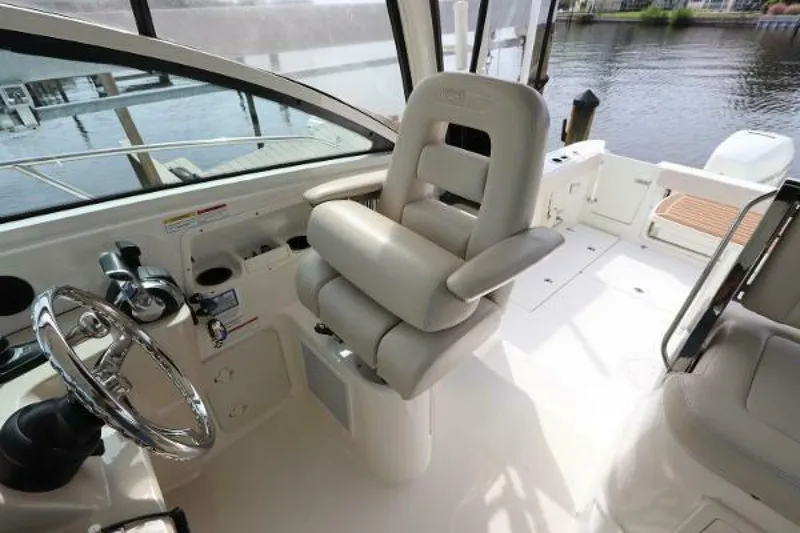Slide: The Image of Boston Whaler 315 Conquest 2019 - 4798673