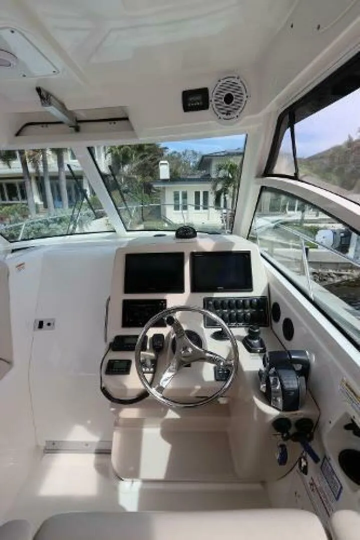 Slide: The Image of Boston Whaler 315 Conquest 2019 - 4798674