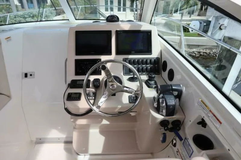 Slide: The Image of Boston Whaler 315 Conquest 2019 - 4798675