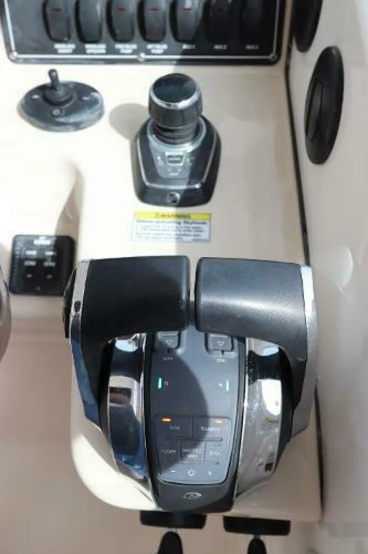 Slide: The Image of Boston Whaler 315 Conquest 2019 - 4798680