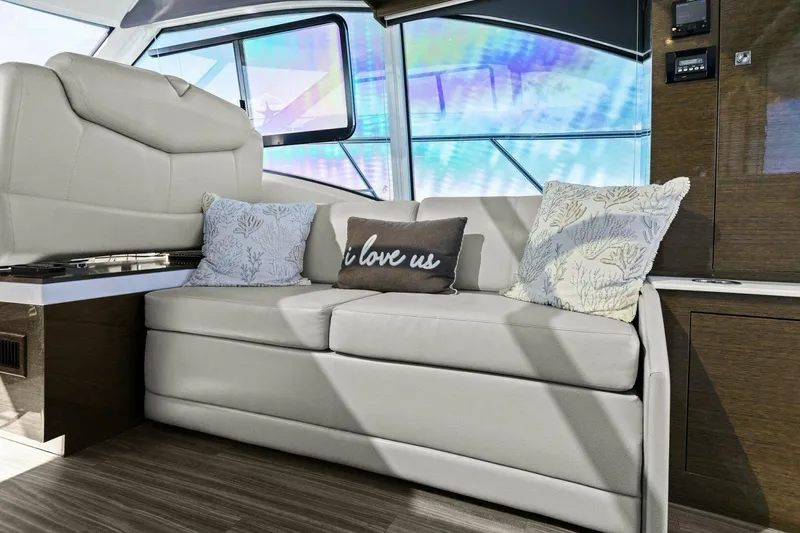 Slide: The Image of 2018 Cruisers Yachts 45 Cantius - Perfect Match - Salon - 4801653