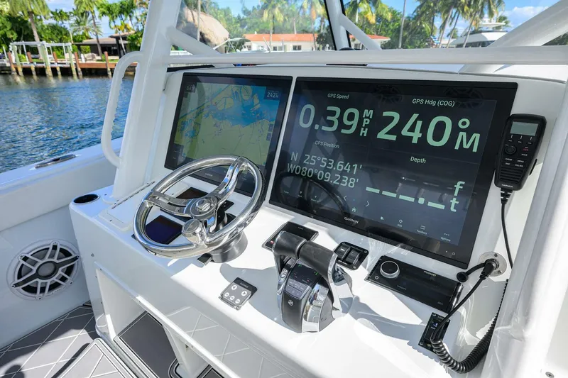 Slide: The Image of Yellowfin 42 2021 - 4914317