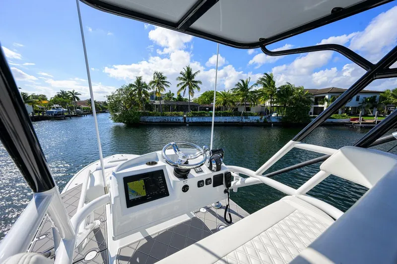 Slide: The Image of Yellowfin 42 2021 - 4914325