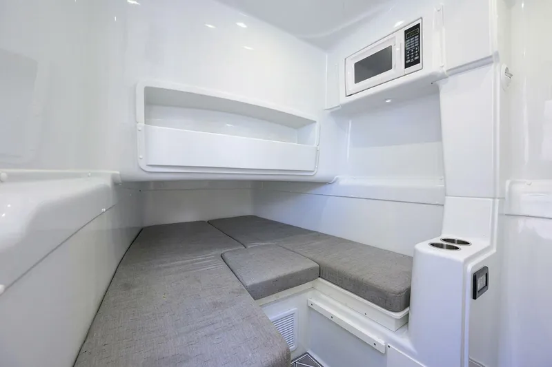 Slide: The Image of Yellowfin 42 2021 - 4914333