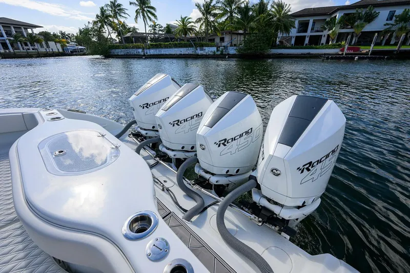 Slide: The Image of Yellowfin 42 2021 - 4914359