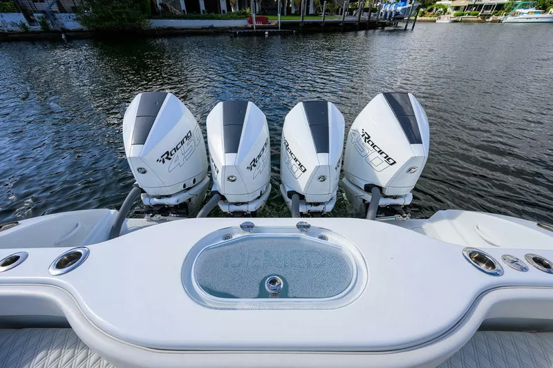 Slide: The Image of Yellowfin 42 2021 - 4914360