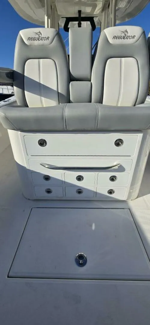 Slide: The Image of Regulator Marine 34 Center Console 2021 - 4809092