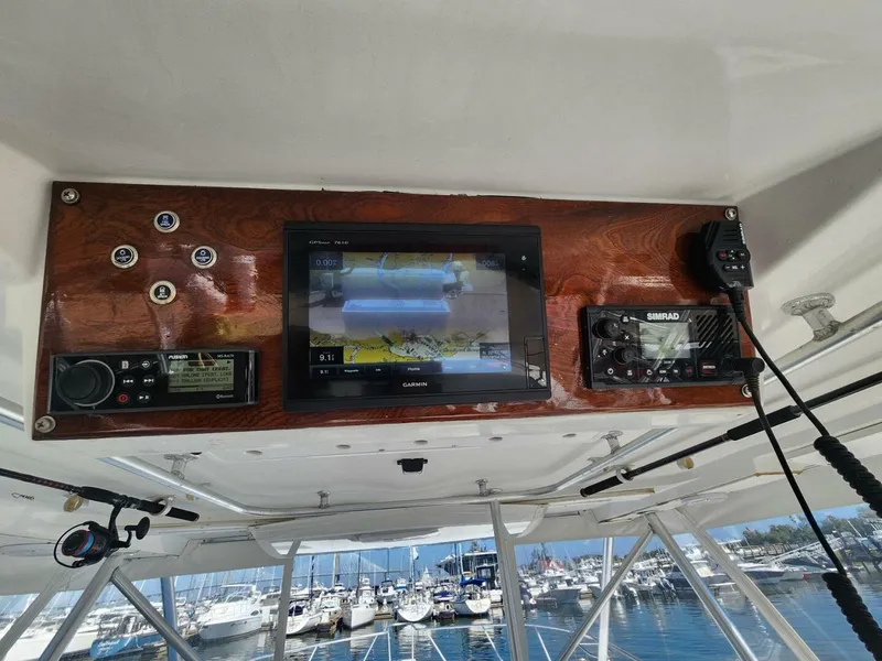 Slide: The Image of Luhrs 40 Open 2000 - 4812840