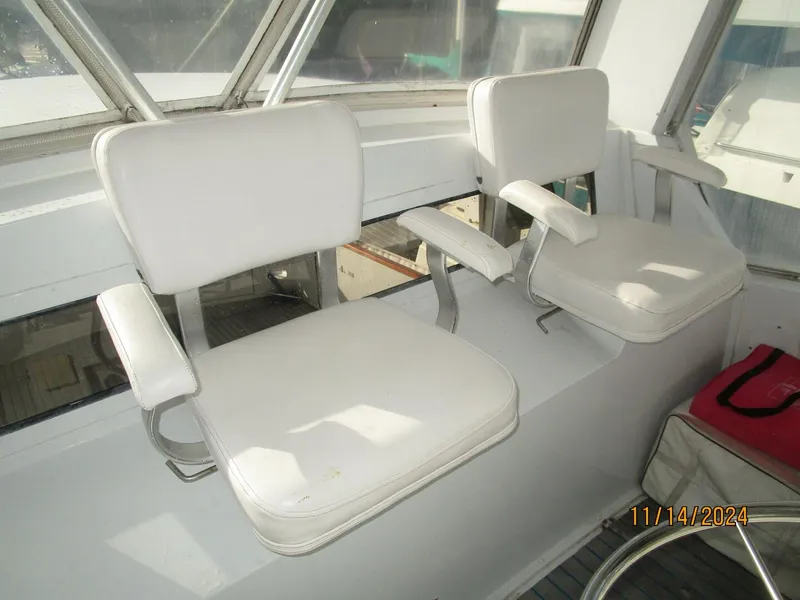 Slide: The Image of 44' Viking flybridge helmseats - 4822530