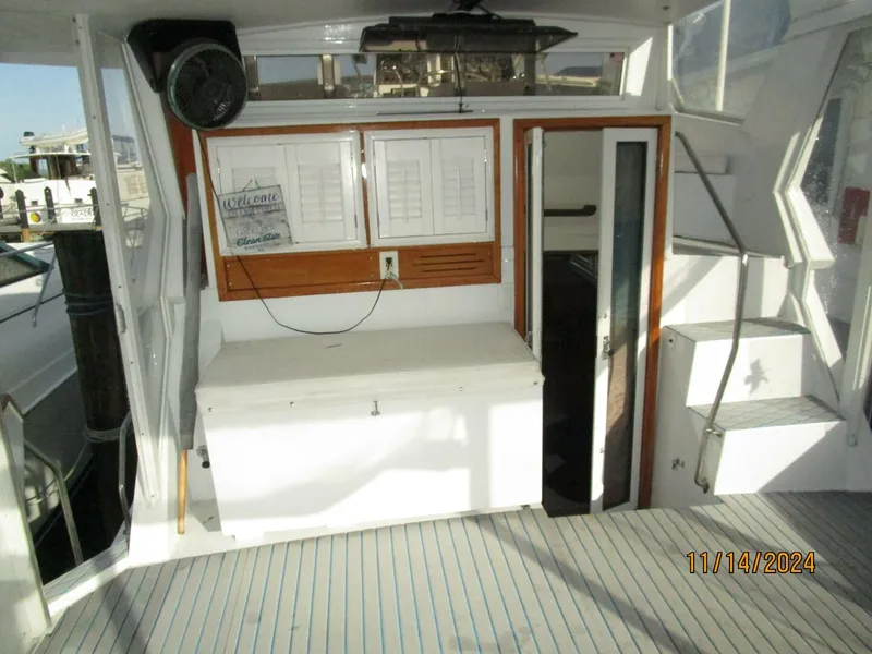 Slide: The Image of 44' Viking aftdeck forward - 4822501
