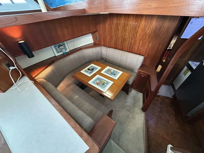 Slide: The Image of 44' Viking dinette - 4822515
