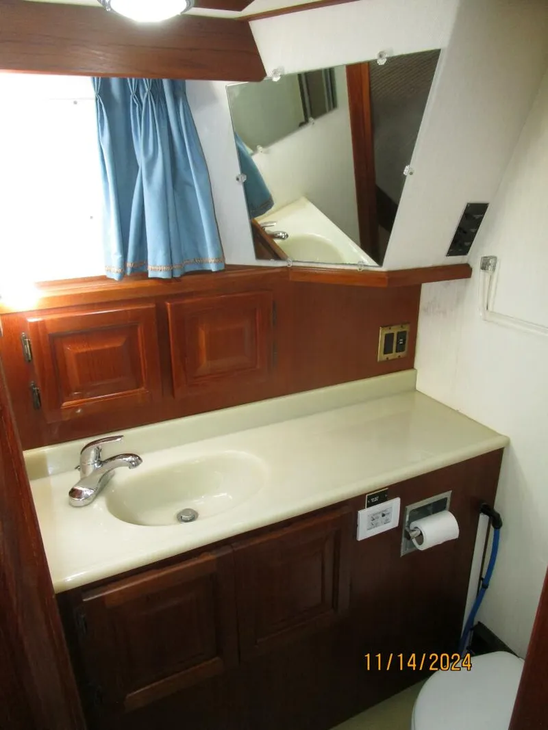 Slide: The Image of 44' Viking master stateroom head - 4822574