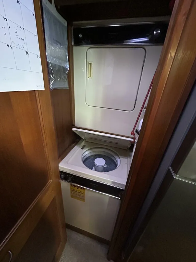 Slide: The Image of 44' Viking washer-dryer - 4822602