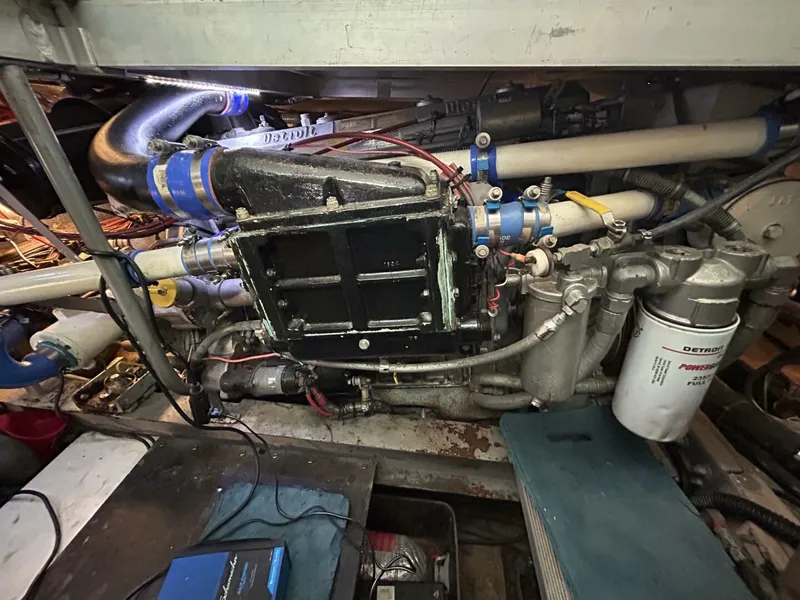 Slide: The Image of 44' Viking port main engine - 4822579