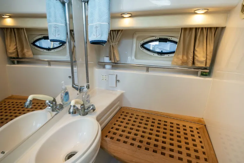 Slide: The Image of Monterey 322 Cruiser 2000 - 4823528