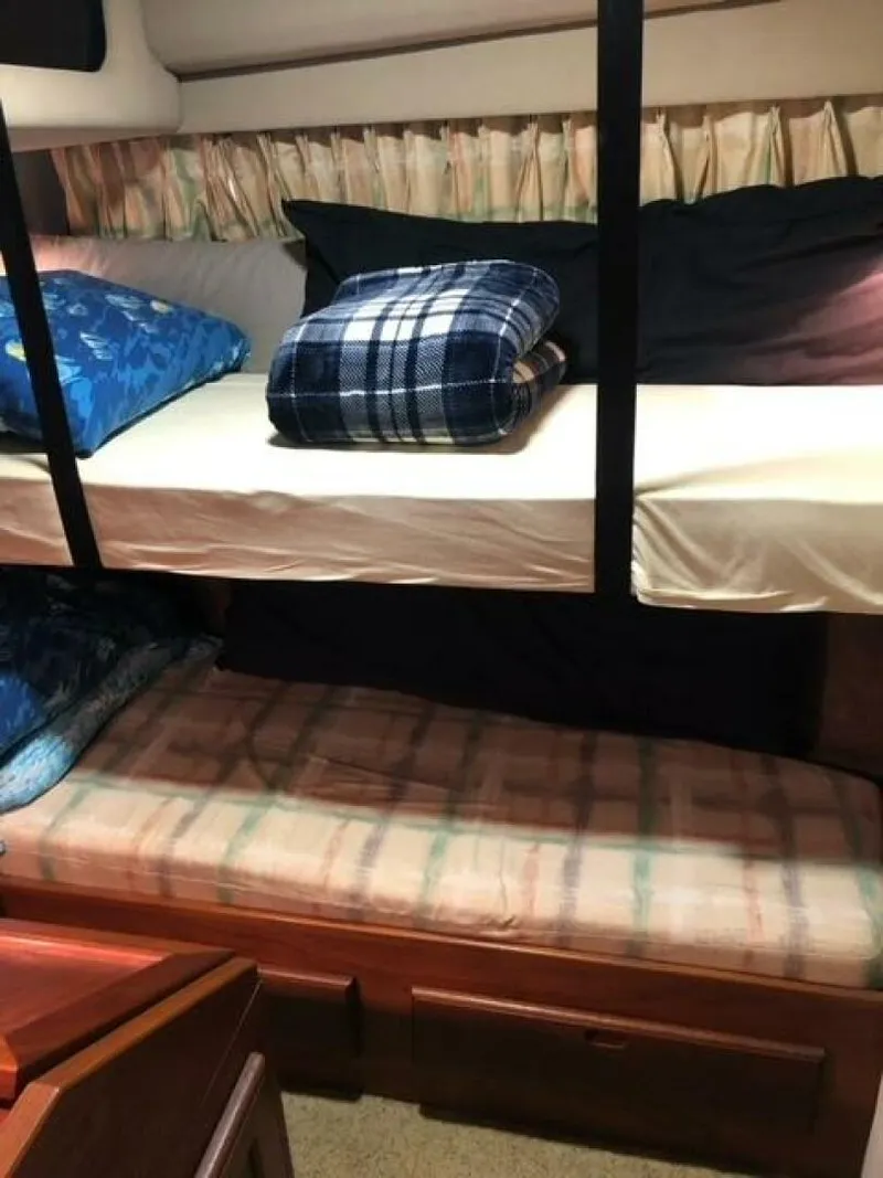 Slide: The Image of Bayliner 4550 Motoryacht 1985 - 4830661