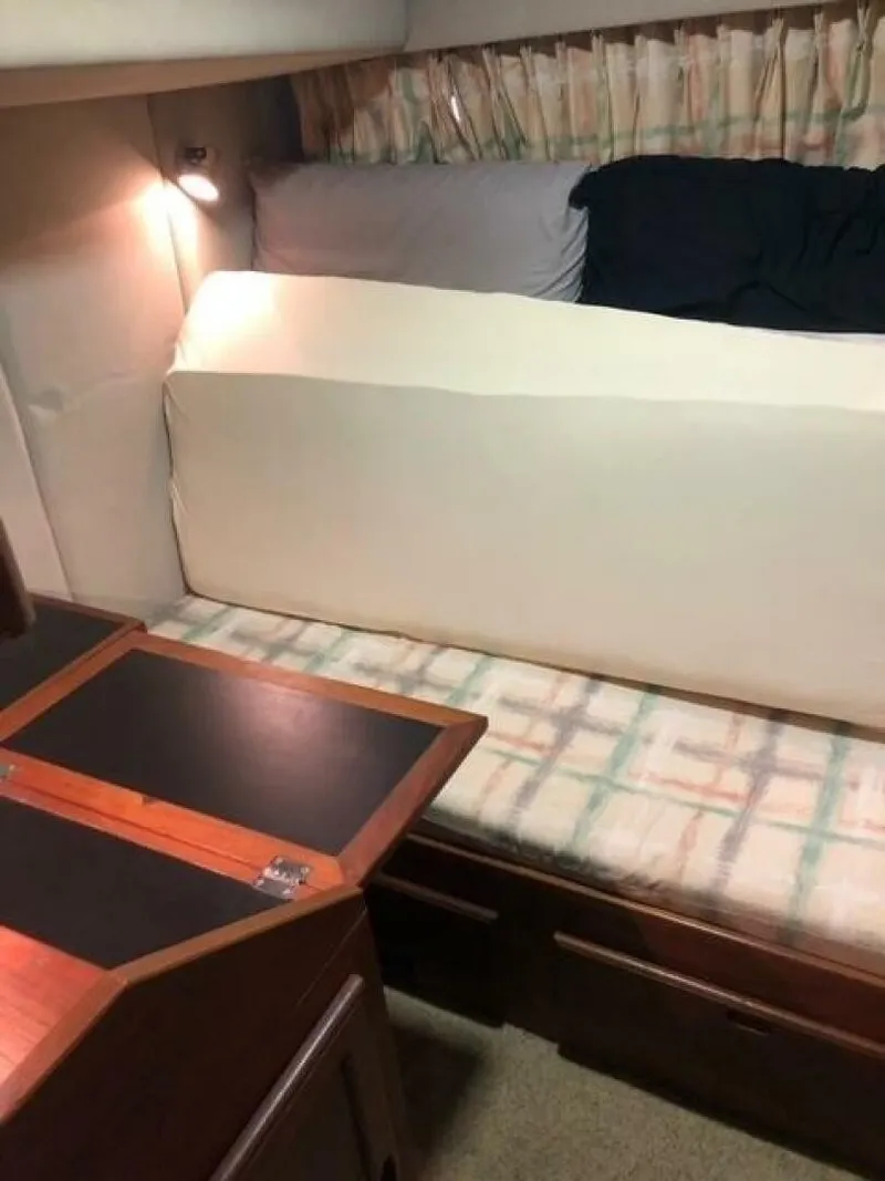 Slide: The Image of Bayliner 4550 Motoryacht 1985 - 7515396