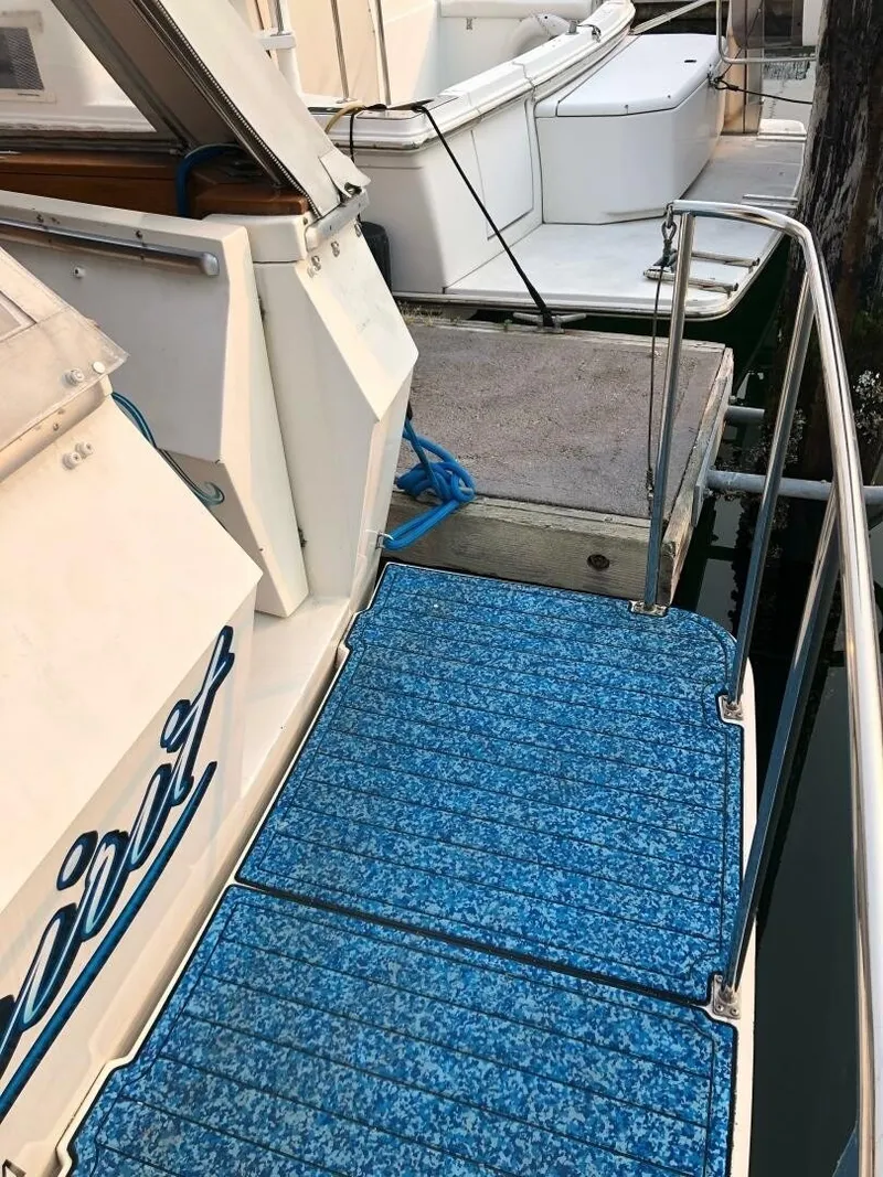 Slide: The Image of Bayliner 4550 Motoryacht 1985 - 7515421