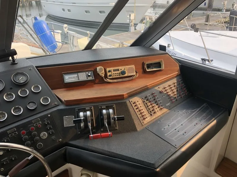 Slide: The Image of Bayliner 4550 Motoryacht 1985 - 7515418
