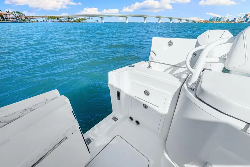 Slide: The Image of Fountain 32 NX 2023 - 4835537