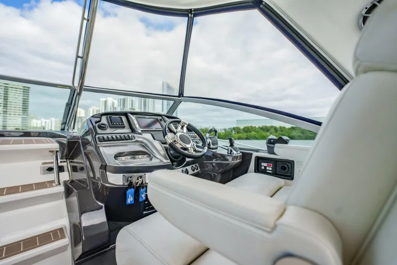 Slide: The Image of Monterey 335 Sport Yacht 2015 - 4836443