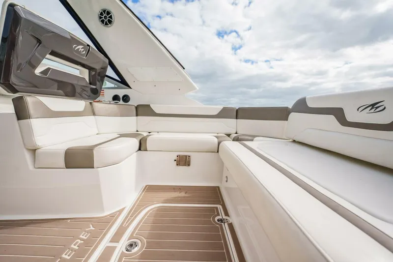 Slide: The Image of Monterey 335 Sport Yacht 2015 - 4836466