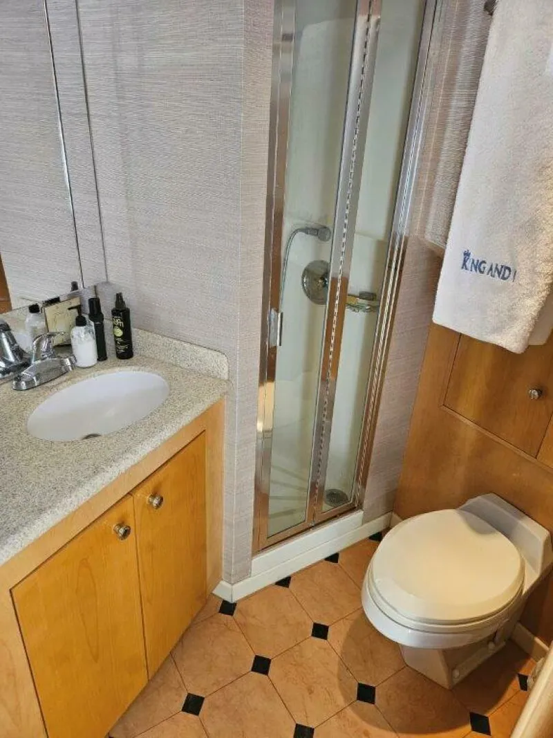 Slide: The Image of Hatteras 75 King and I - Head 2001 Hatteras 75 King and I - 4855513