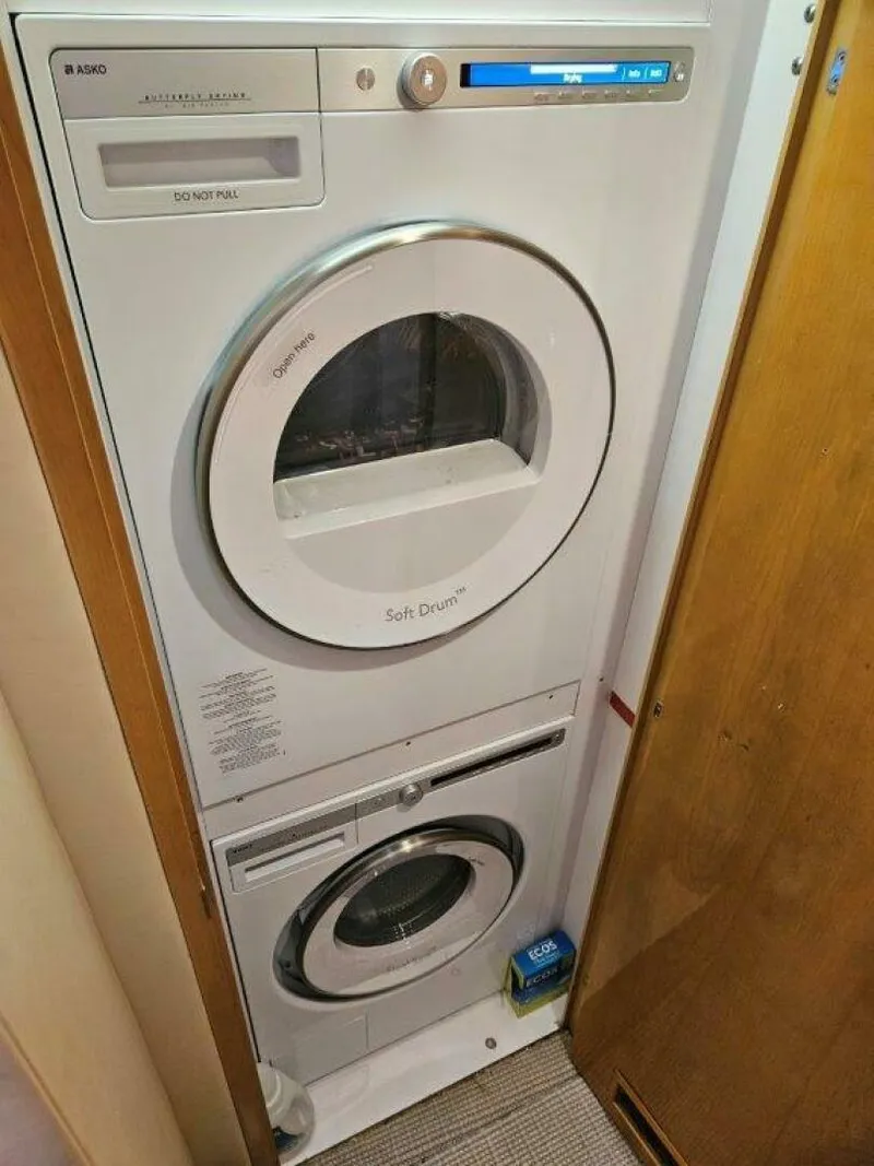 Slide: The Image of Hatteras 75 King and I - Laundry 2001 Hatteras 75 King and I - 4855508