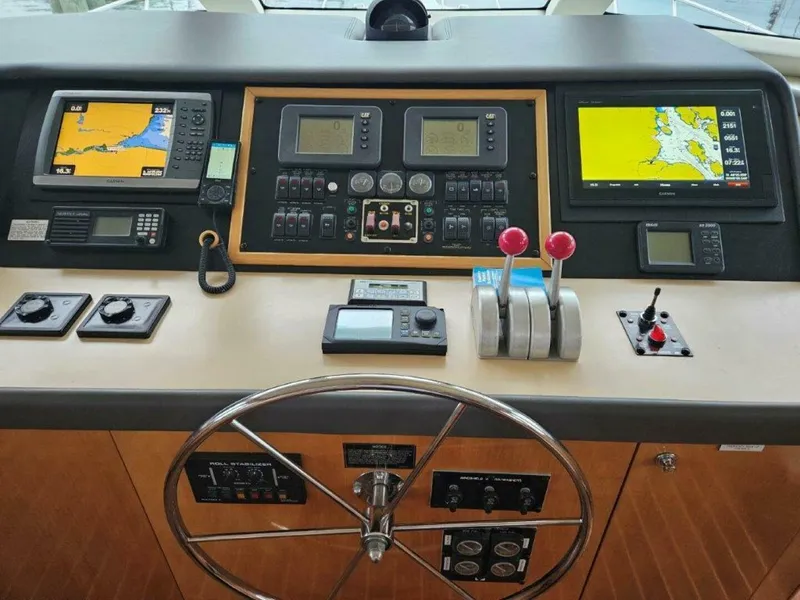 Slide: The Image of Hatteras 75 King and I - Helm 2001 Hatteras 75 King and I - 4855519