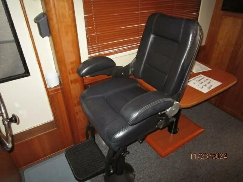 Slide: The Image of 34' Mainship helmseat - 4856821