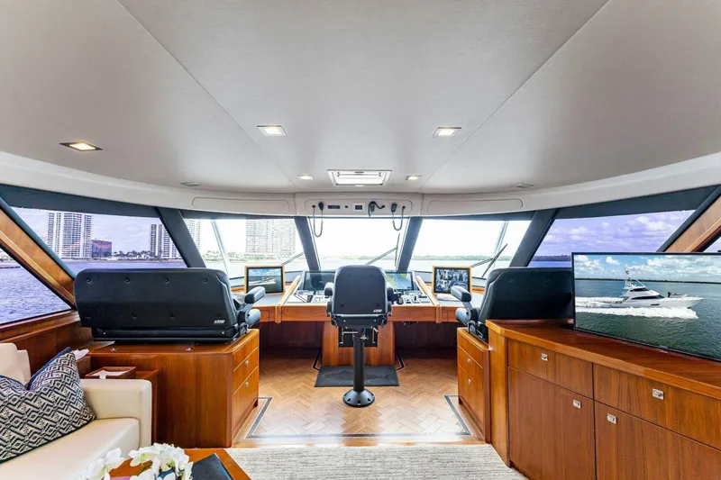 Slide: The Image of 2017 Viking 92 Enclosed Bridge "Aussie Rules" - 4861125