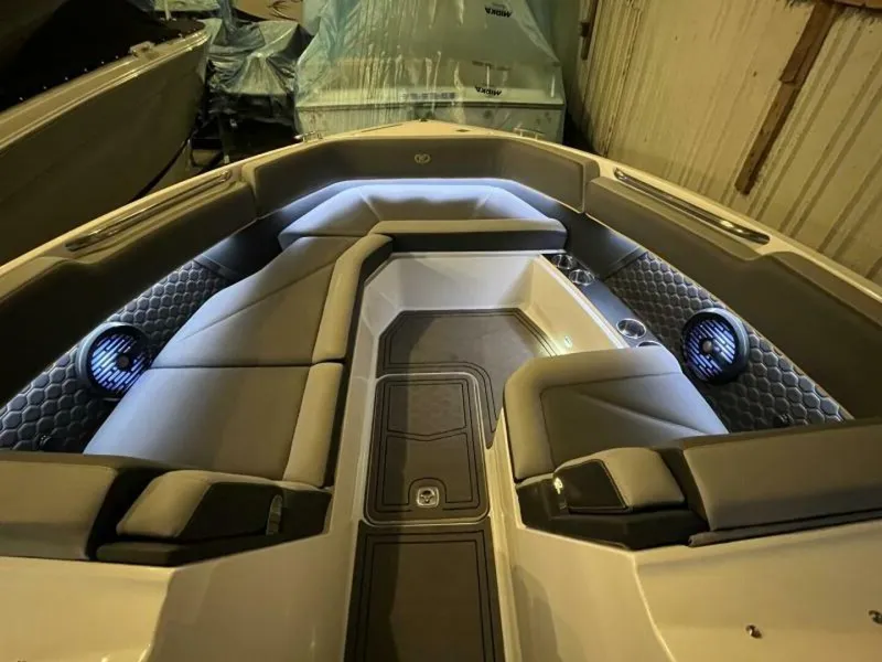 Slide: The Image of Cobalt R8 Surf 2021 - 4864690