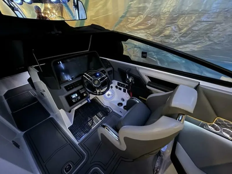 Slide: The Image of Cobalt R8 Surf 2021 - 4864642