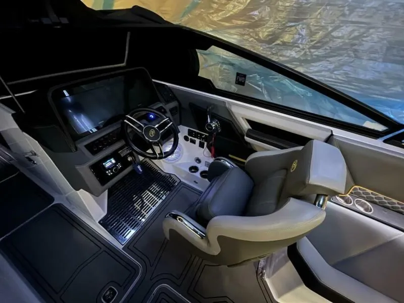 Slide: The Image of Cobalt R8 Surf 2021 - 4864636