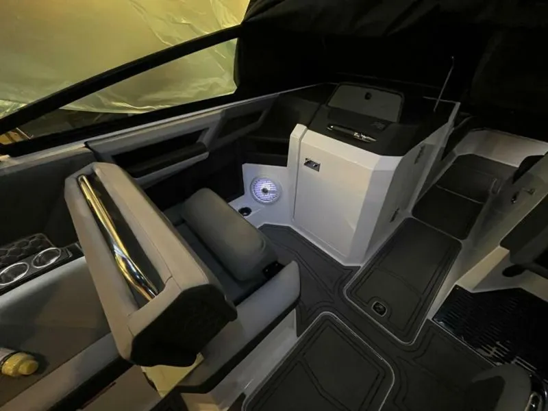 Slide: The Image of Cobalt R8 Surf 2021 - 4864638