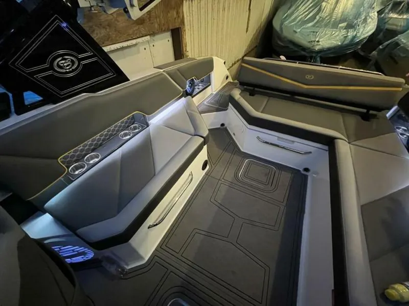 Slide: The Image of Cobalt R8 Surf 2021 - 4864645