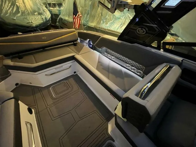 Slide: The Image of Cobalt R8 Surf 2021 - 4864648