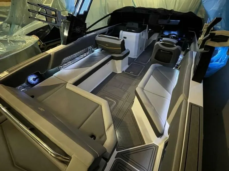 Slide: The Image of Cobalt R8 Surf 2021 - 4864670