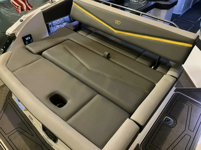 Slide: The Image of Cobalt R8 Surf 2021 - 4864676