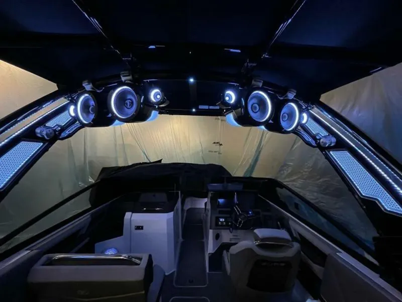 Slide: The Image of Cobalt R8 Surf 2021 - 4864655