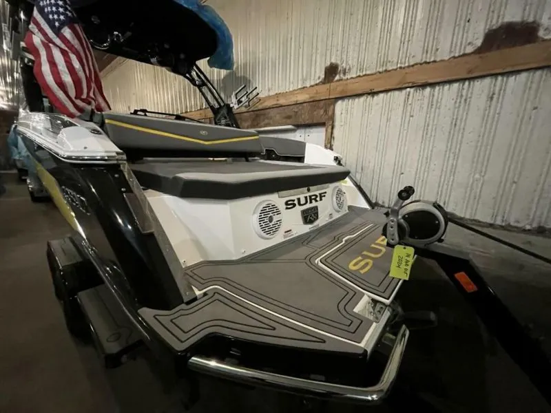 Slide: The Image of Cobalt R8 Surf 2021 - 4864716