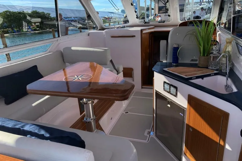 Slide: The Image of True North 34 Outboard 2020 - 4866420