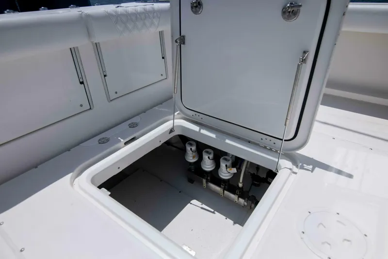 Slide: The Image of 2009 Everglades 35 Center Console Outta Hand - 4867500