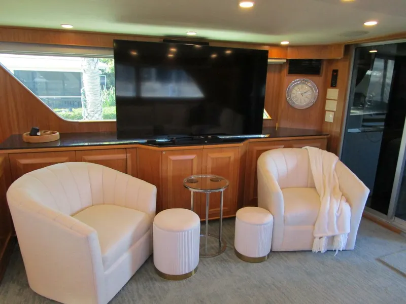 Slide: The Image of Salon to Stbd.   - 4918783