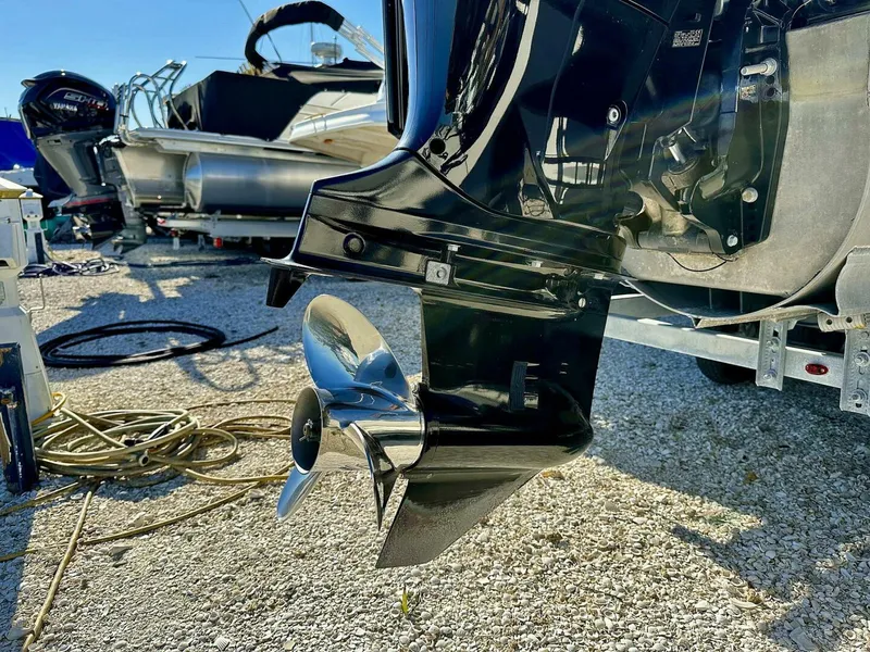 Slide: The Image of Tahoe LTZ 2285 ENT Tritoon 2022 - 4871027