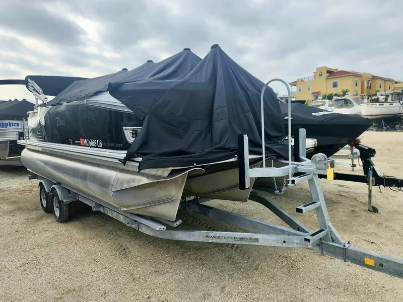 Slide: The Image of Tahoe LTZ 2285 ENT Tritoon 2022 - 4871021