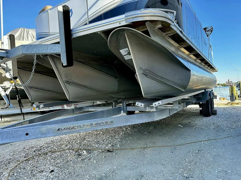 Slide: The Image of Tahoe LTZ 2285 ENT Tritoon 2022 - 4871032