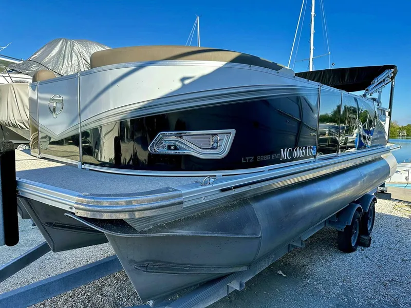 Slide: The Image of Tahoe LTZ 2285 ENT Tritoon 2022 - 4871040