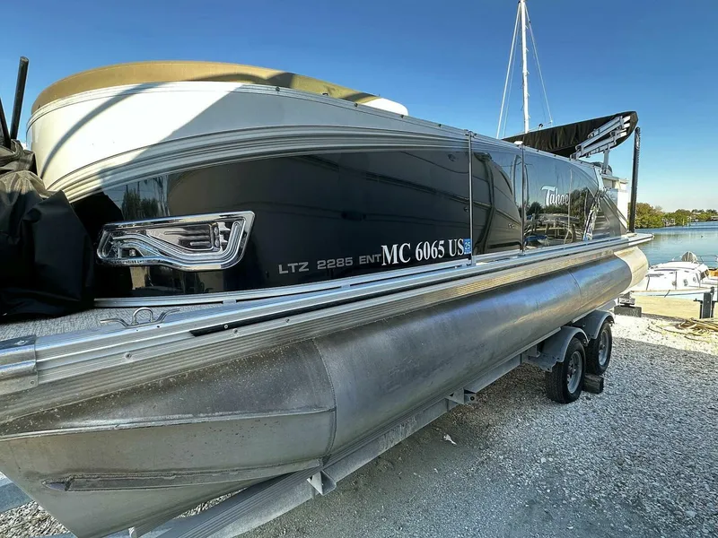 Slide: The Image of Tahoe LTZ 2285 ENT Tritoon 2022 - 4871024