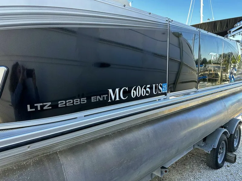 Slide: The Image of Tahoe LTZ 2285 ENT Tritoon 2022 - 4871050